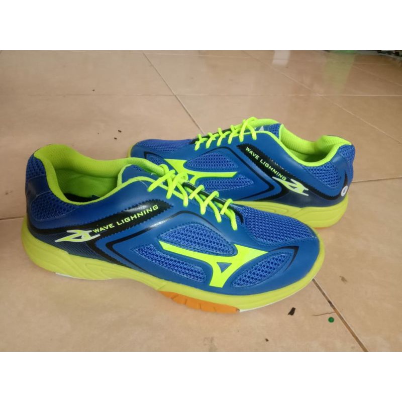 sepatu sport badminton
