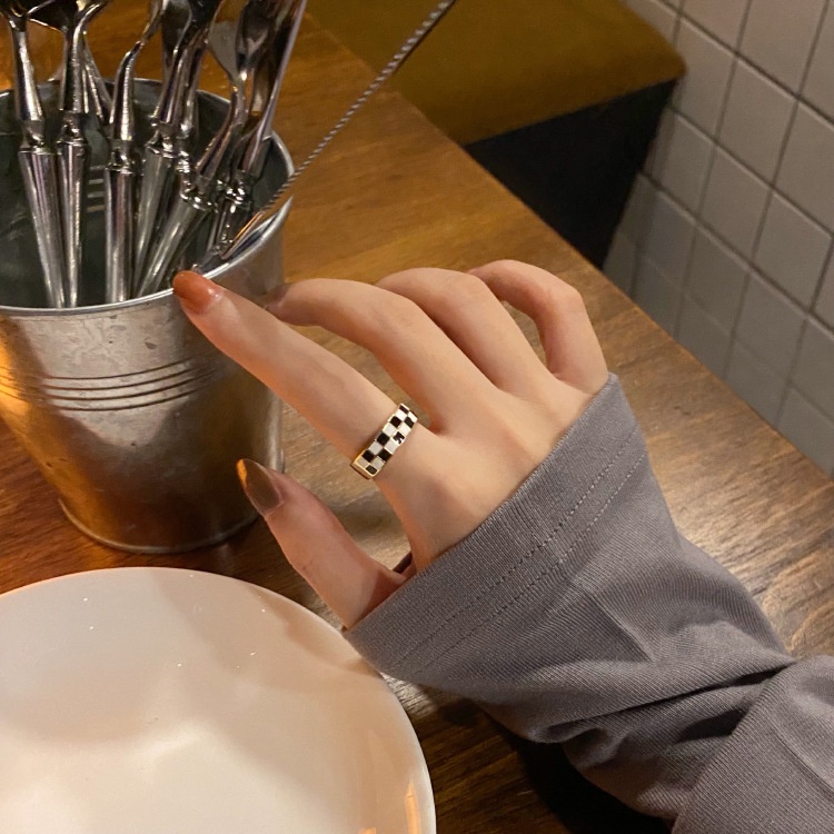 Cincin Model Terbuka Desain Papan Catur Warna Hitam Biru Adjustable Untuk Wanita Korea Dalika