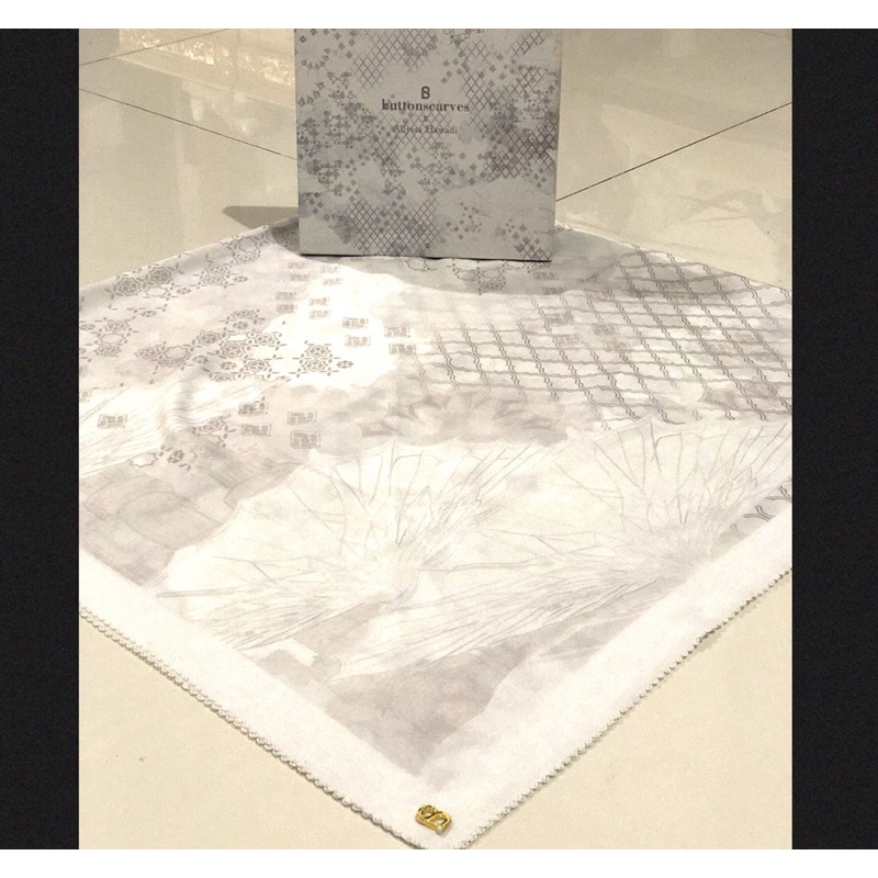 Preloved Buttonscarves | Medina Series in White XL