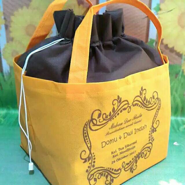 

tas berkat model serut+sablon nama muat DUS NASI 20x20 cm