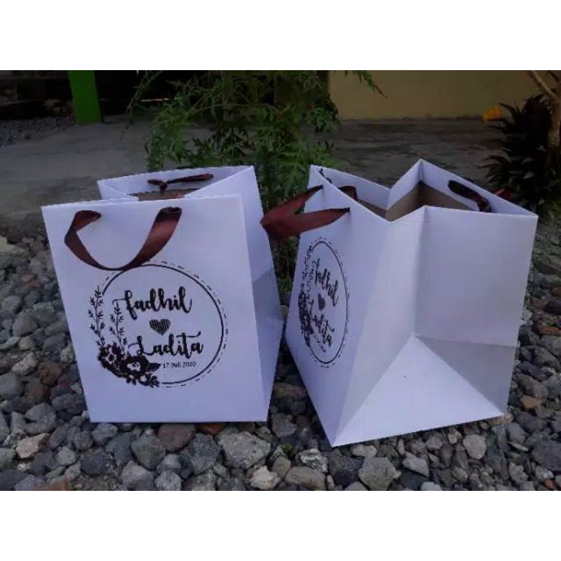 

Paperbag edisi kotak nasi ..pxlxt 22cmx22cmx25cm, bahan tebal, kuat, lipatan rapi