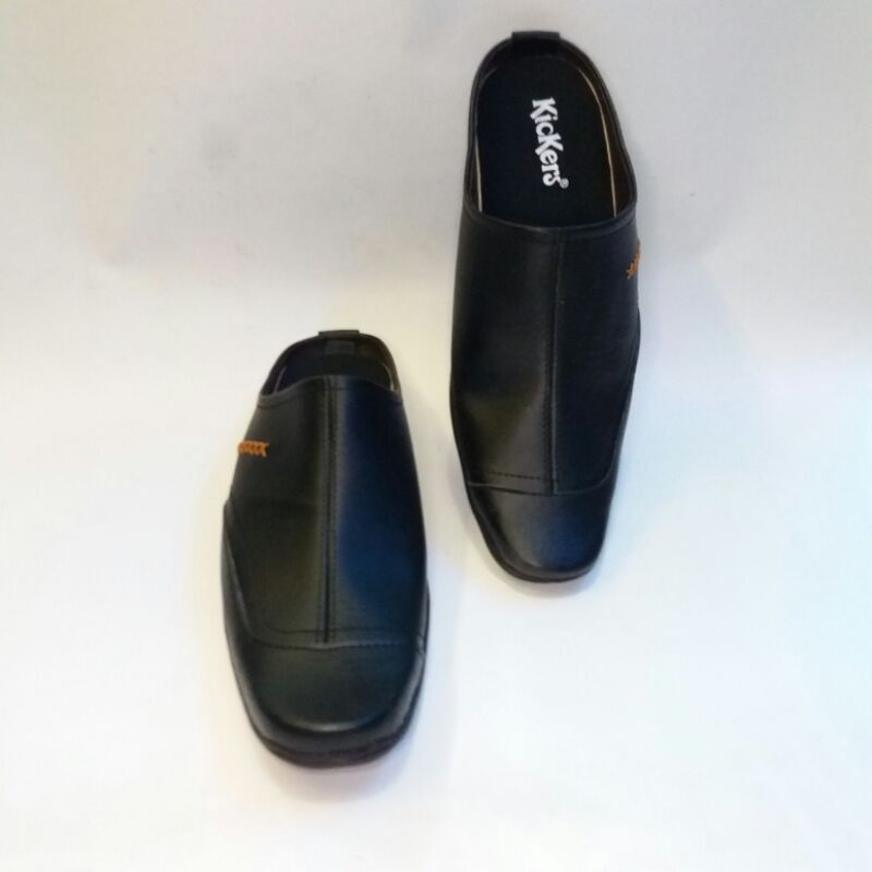 sepatu slop bustong habib bahar kickers putih dan hitam.