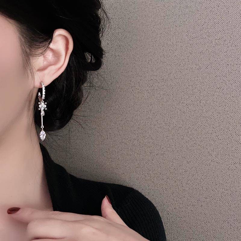 Anting Tusuk Asimetris Model Bunga Hias Berlian Imitasi Gaya Korea Unik Untuk Wanita