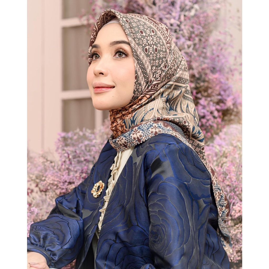 Hijab WEARING KLAMBY - Julang Scarf x Hamidah color Blue Mosque from Klamby Julang Series ❤️