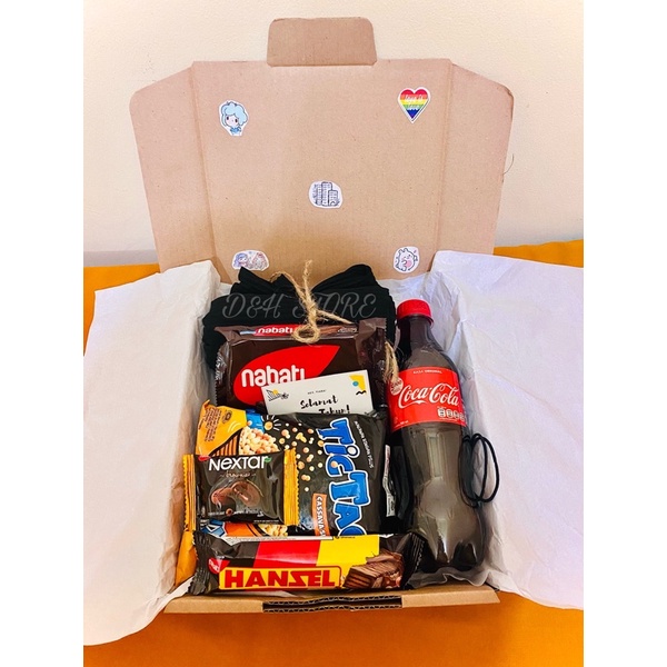 

[Black] Snack Gift Box + Hijab | Hampers Snack Box + Hijab Plisket | Kado Ulang Tahun | Kado Wisuda