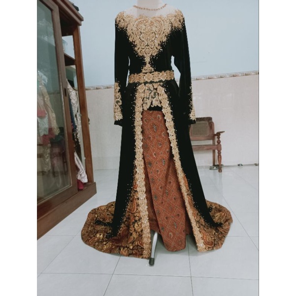 gaun pengantin bludru hitam