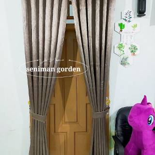 GORDEN JENDELA  MINIMALIS  HORDENG PINTU MODEL SMOKERING BAHAN  KAIN BLACKOUT MOTIF SERAT KAYU 