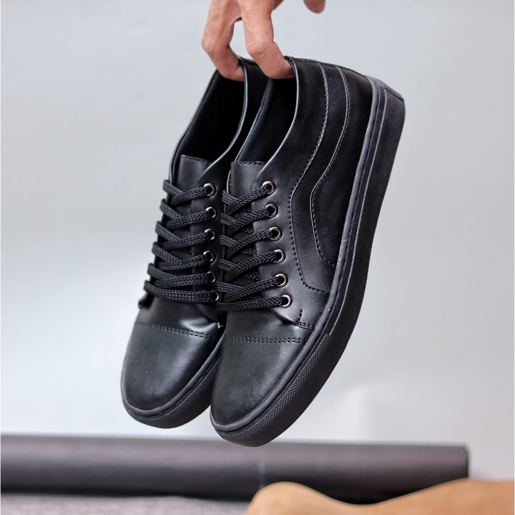 BOAS Sepatu Kasual Sneakers Pria Hitam Tali Trendy Kekinian Simple Murah Anti Slip