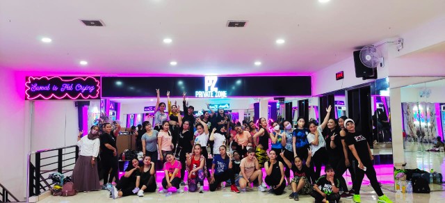 Teko Air Tea Coffee Bulat + Saringan Stainless Steel 18 Cm / 1.8 Liter