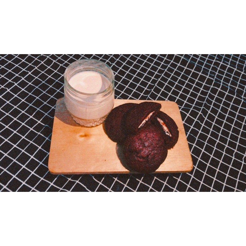 

MINIMAL ORDER 4 PCS RED VELVET SOFT BAKED COOKIE HALAL PREMIUM CREAMY CREAM CHEESE MURAH ENAK HALAL