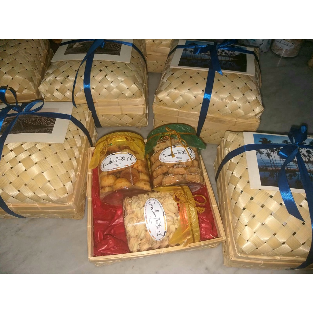 

Hampers Lebaran Kue Kering - Cemilan Tante Chi - Home made Bahan Premium! isi 3 toples kue masing-masing berat 250 - 300 gr