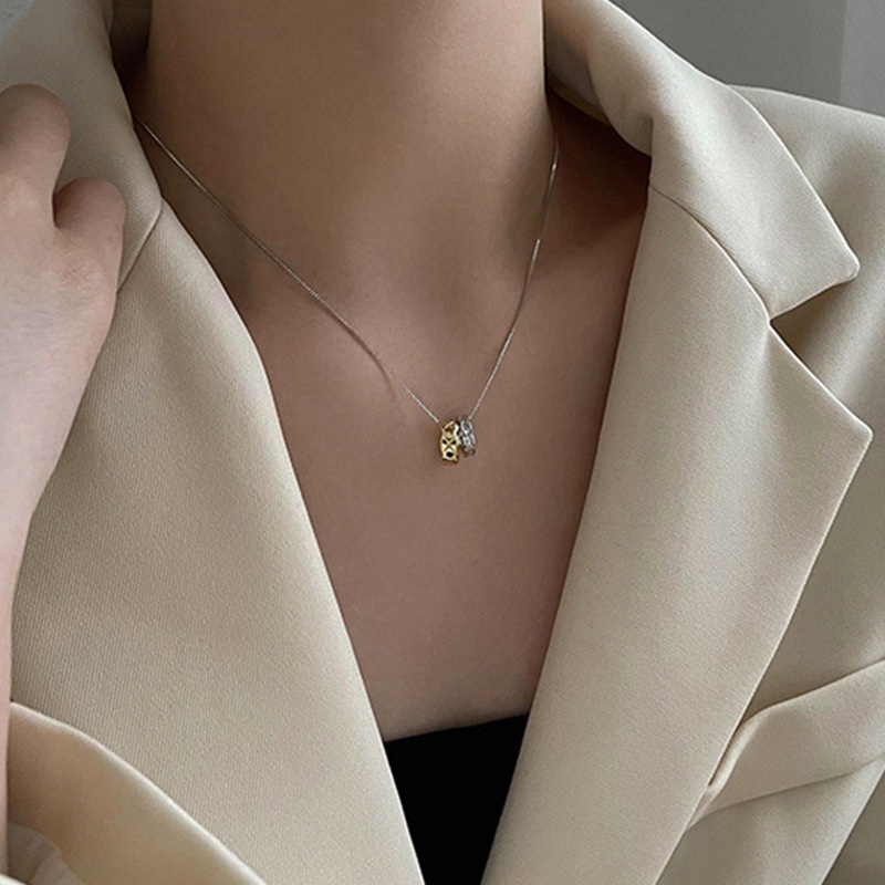 Kalung Rantai Dengan Liontin Cincin Ganda Aksen Batu Zircon Untuk Wanita