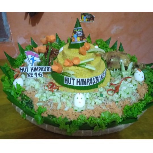 Tumpeng nasi kuning + ingkung