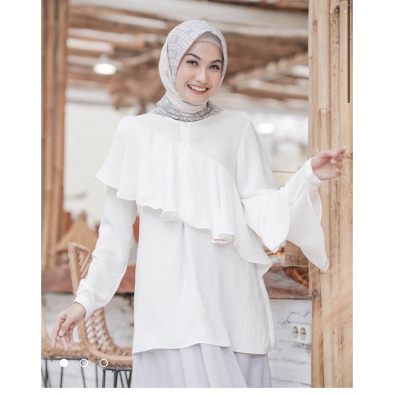 Claire Blouse Wearing Klamby