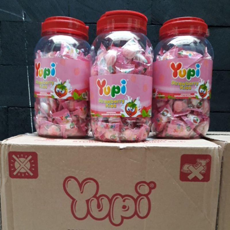 

PERMEN LEBARAN YUPI STRAWBERRY KISS TOPLES