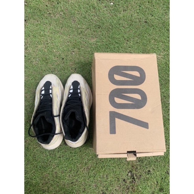 Sepatu Adidas Yeezy 700 V3 - Second