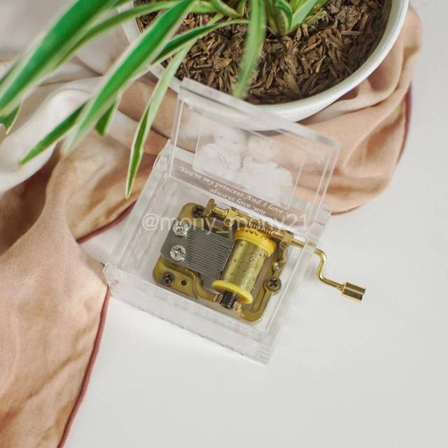 

Kotak Musik Acrilic Ukir Custom Tulisan dan Foto