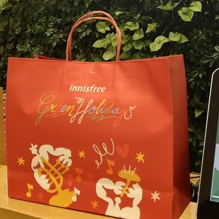 

INNISFREE Paper Bag / L / Green Holidays / Red (35,5 x 12 x 29,5 cm)