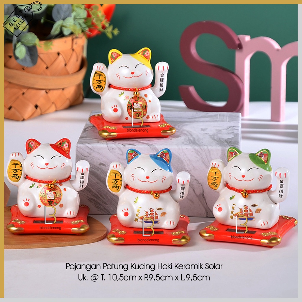 Patung Boneka Hiasan Mainan Pajangan Kucing Hoki Hokki Hoky Fengshui Rejeki Rezeki Maneki Neko Maneko Neki Lucky Fortune Cat Keberuntungan Kasir Munchkin Keramik Mobil Cina China Jepang Baterai Solar Lambai Tangan Goyang Gerak Bergerak Otot Mini Lucu Imut