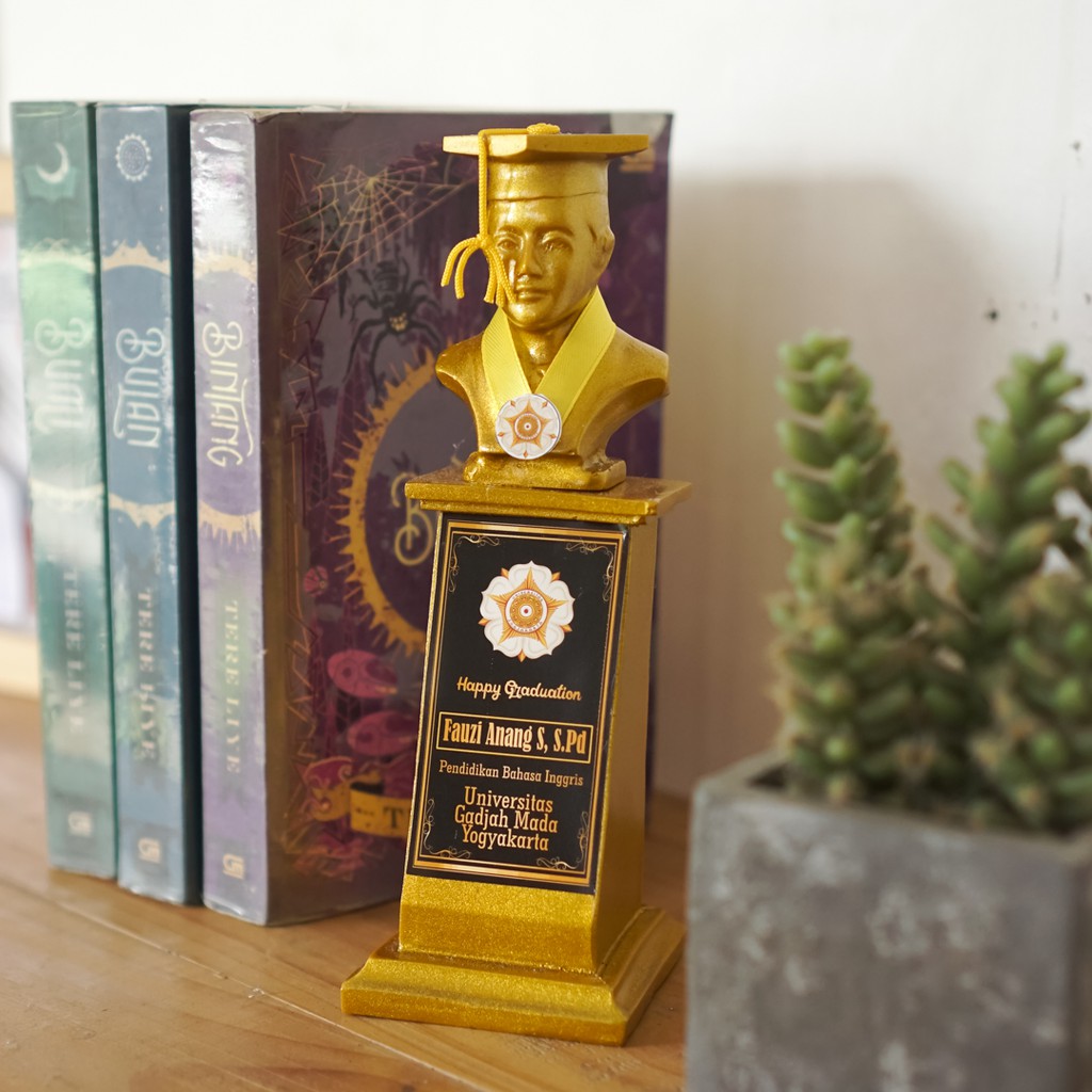 Plakat Patung Wisuda Gold Kado Wisuda