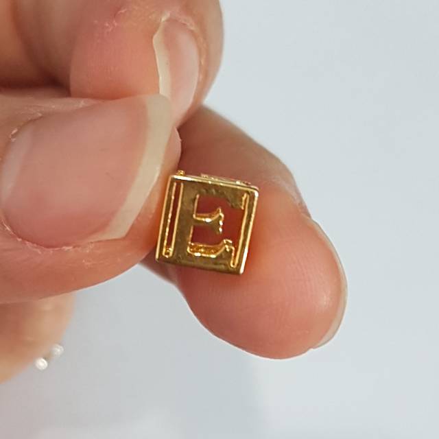 Mainan kalung liontin emas asli kadar 875 model huruf kotak E