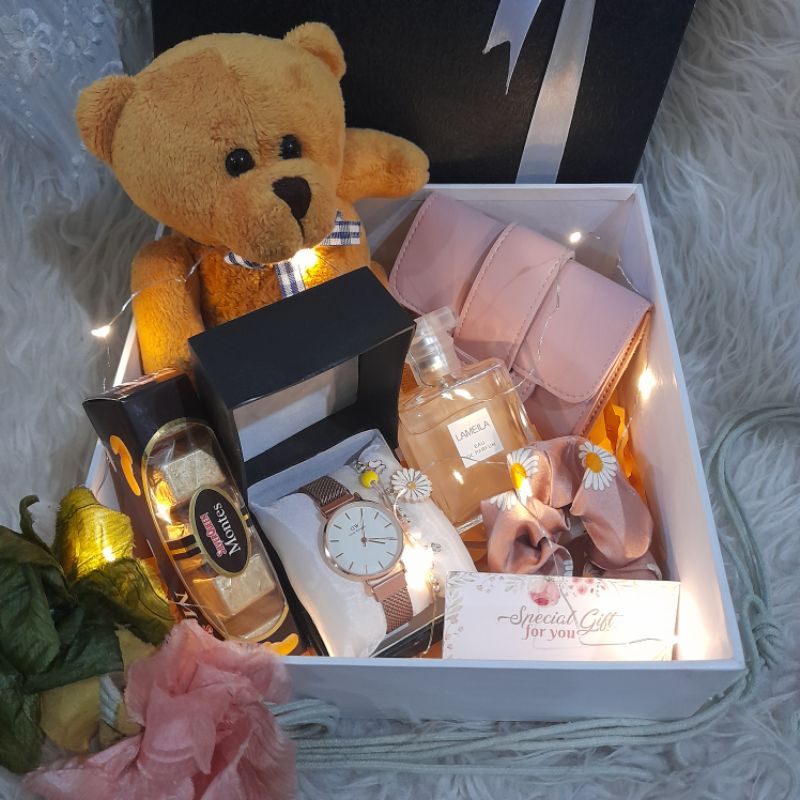 e1) Kado Ulang Tahun Cewek Hampers Box Aesthetic Anniversary Wisuda Gift