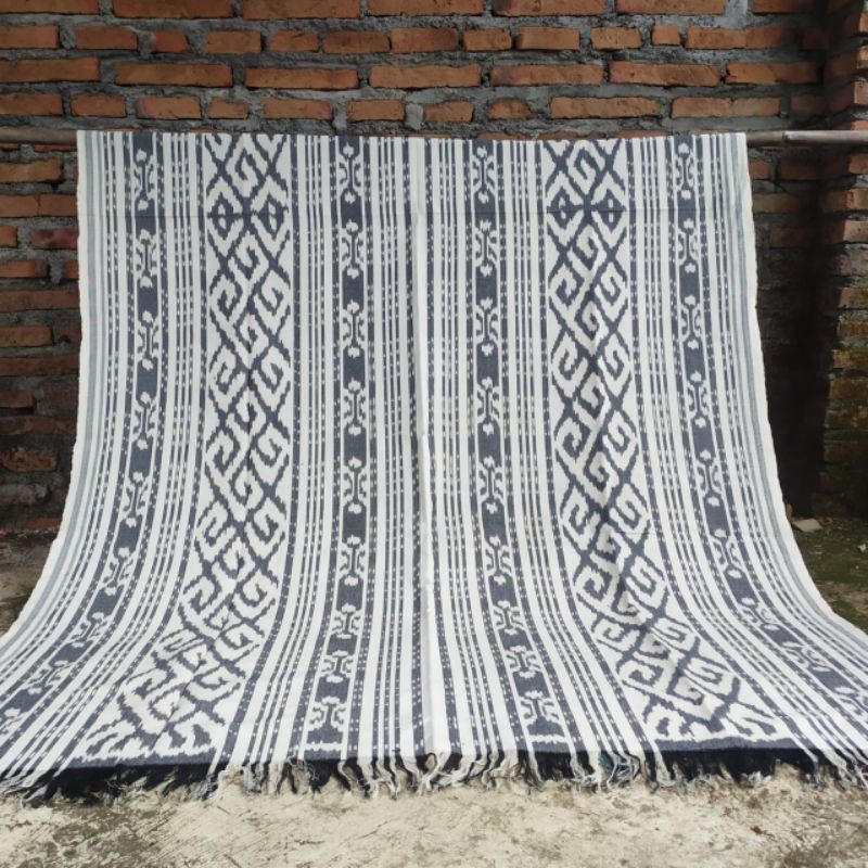 KAIN BLANGKET MOTIF TORAJA WARNA MONOCROME PUTIH SILVER KAIN SULAWESI TENUN TORAJA TENUN INDONESIA