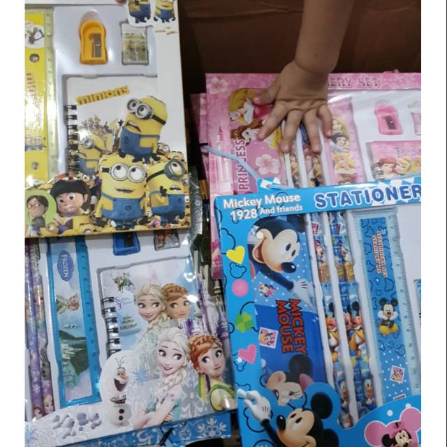 

Paket Alat tulis Set Kotak Pensil Souvenir ulang tahun anak