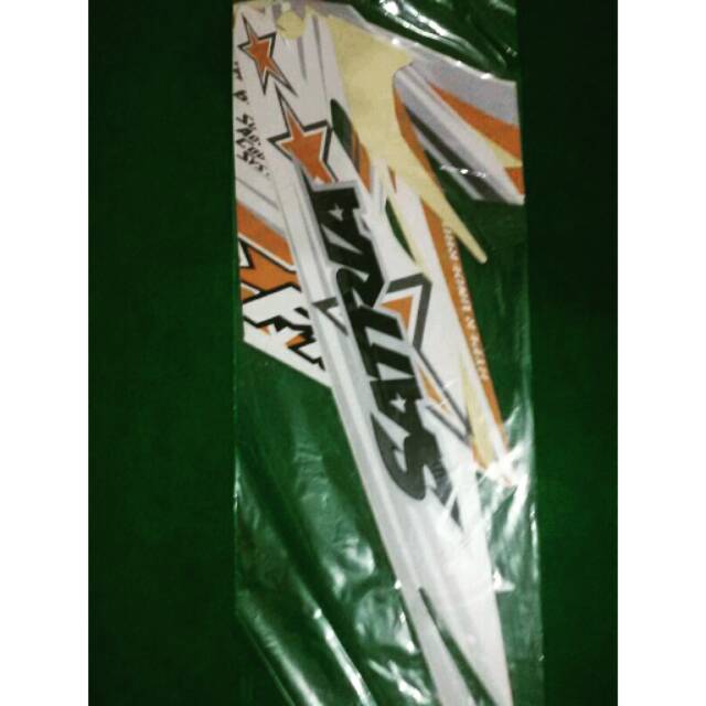 Striping / sticker bodi motor suzuki satria fu 2014 bintang