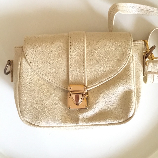 Sling Bag Berrybenka - Tas Selempang Wanita Putih