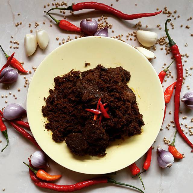 

RENDANG BUMBU HITAM ASLI PADANG 500 GRAM