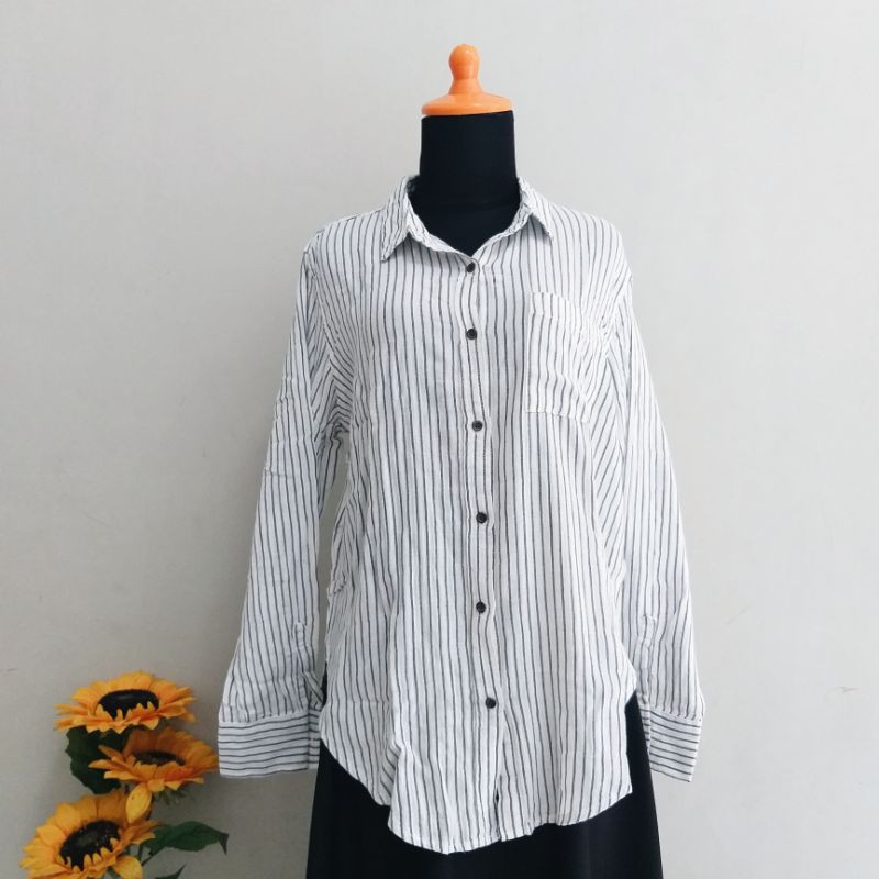 Kemeja Universal Thread