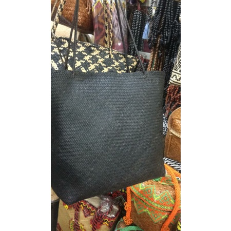tas rotan pengrajin Melak (pedalaman Kalimantan Timur)