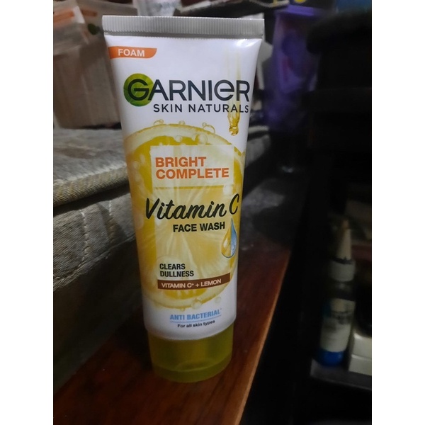 GARNIER Bright Complete Facial Wash Clears Dullness Vit C + Lemon Anti Bacterial 100ml | Garnier Sab