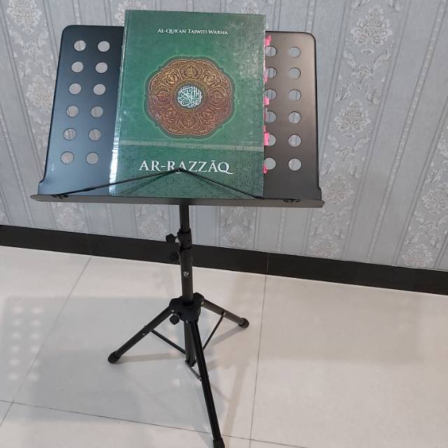 1 Set Dudukan dan Al Quran Jumbo Manula Lansia Ar Razzaq Tajwid Warna - Rekal Lekar Tripod Meja Alqu