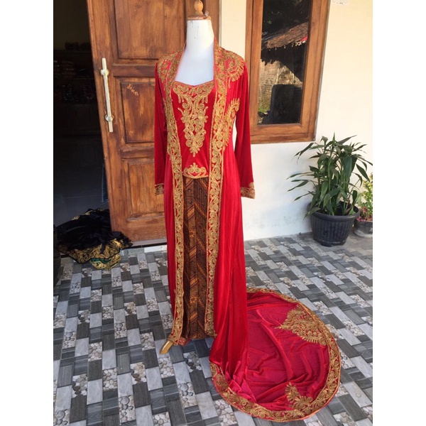 Kebaya Bludru ekor