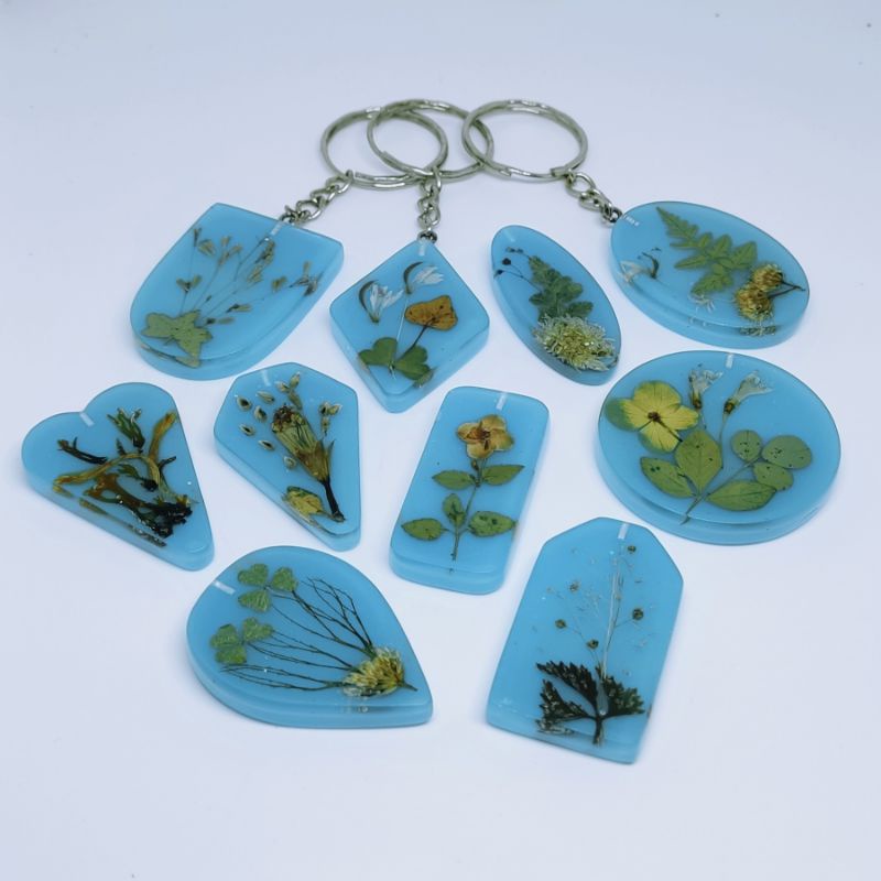 Gantungan Kunci/Keychain Resin Art Susunan Bunga & Daun Kering dengan Background Biru