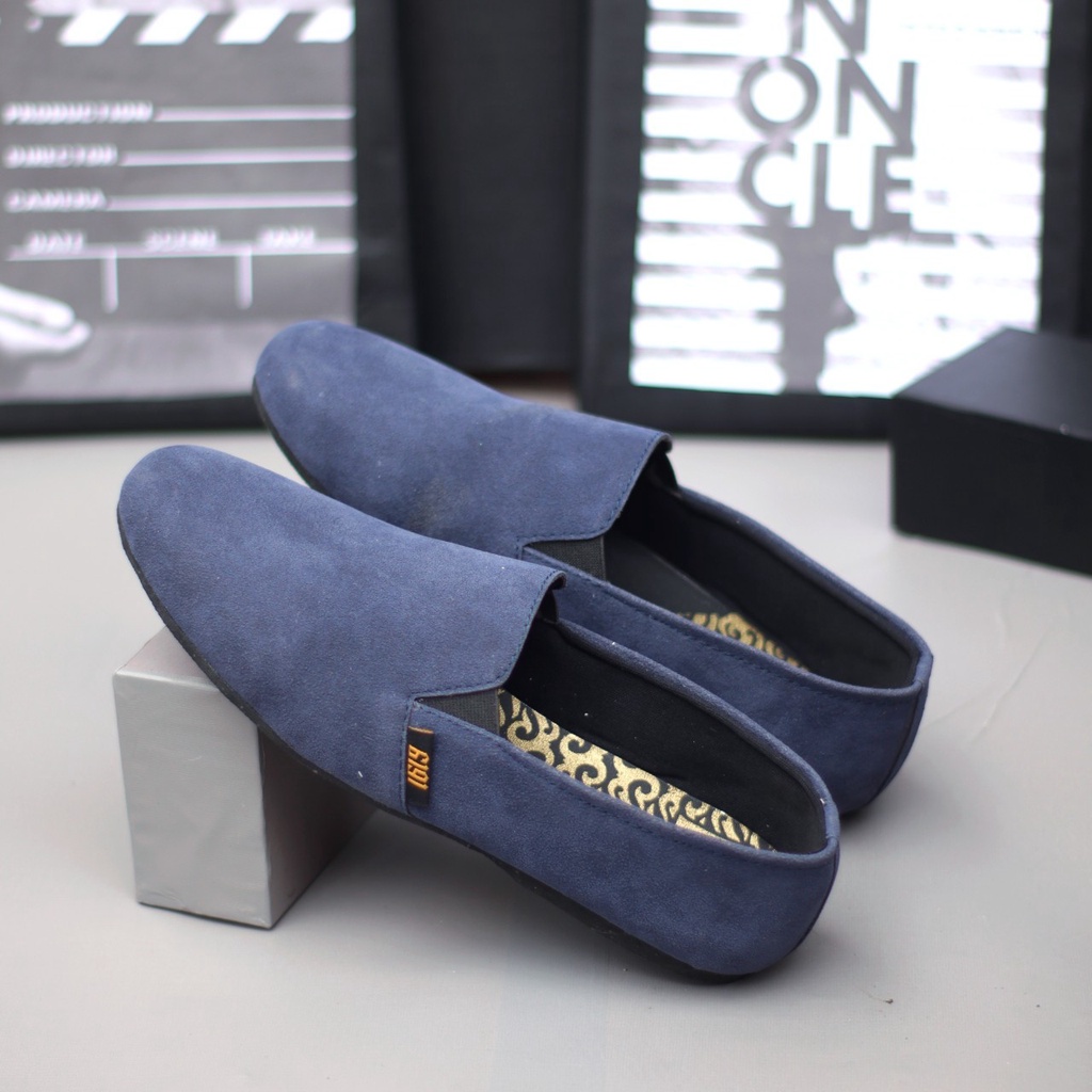 MOLK Sepatu Slip On Pria Casual Kulit Sintetik Slop Hitam Cowok Trendy Simple Original Footwear