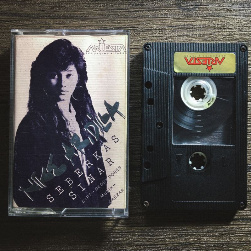 KASET PITA NIKE ARDILLA "SEBERKAS SINAR"