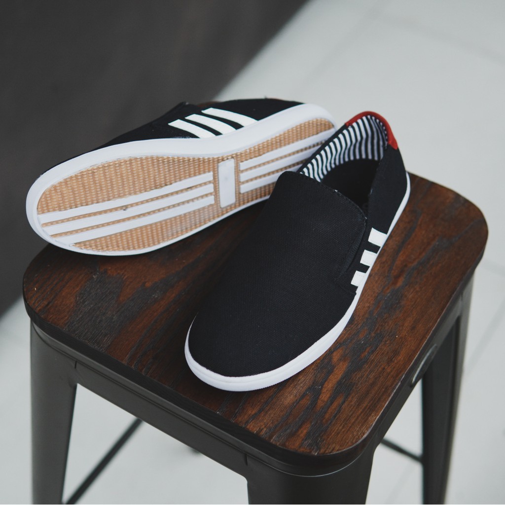 sepatu pria casual adidas D E P hitam slop canvas murah