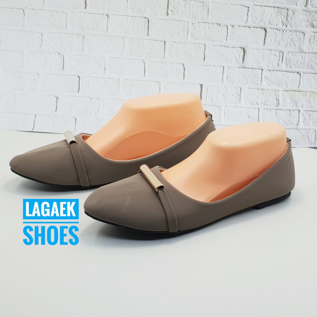 Sepatu Kerja Wanita Slip On Flat Dewasa Size 36 Bahan Suede Abu Abu Dengan Aksesoris Besi Polos