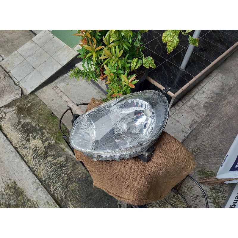 Head lamp lampu depan Nissan March