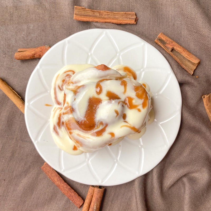 

cinnamon roll dark choco/ cheesy caramel