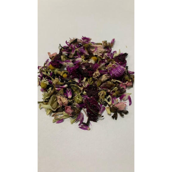 

P2 Winter Tea | Handcraft Tea / Artisan Tea | Black Tea, Chamomile, Globe Amaranth, Lemongrass, Dragonfruit, Peach Blossom.