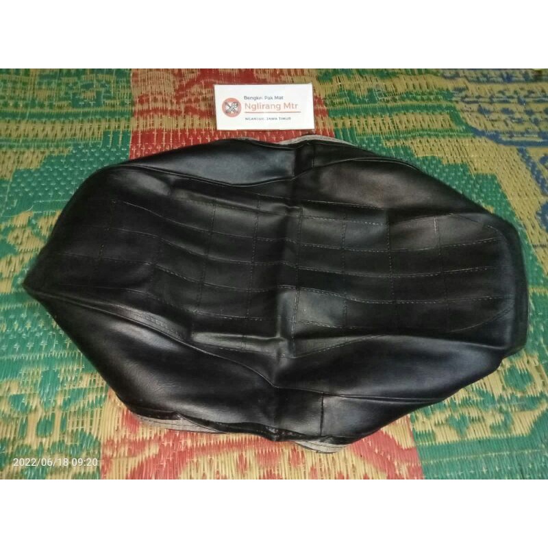 sarung kalep kulit jok sadel boncengan Honda S90 S90Z Castrol CB100 CB 100 CB125 CB 125 NOS