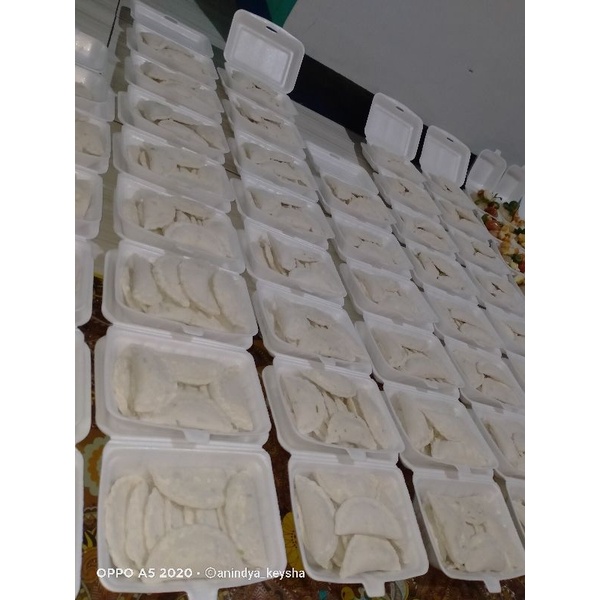 

Cireng isi ayam suir Dijual mentah 12rb isi 10pcs