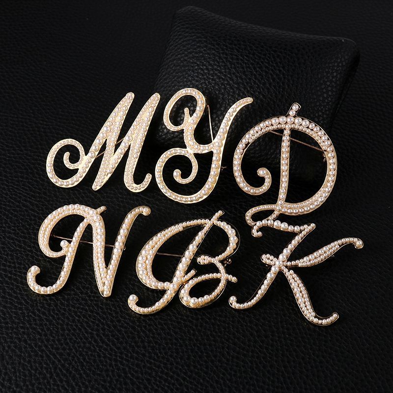 Bros Pin Bentuk Huruf Inggris Aksen Mutiara Bahan Metal Untuk Aksesoris Jaket Sweater Wanita