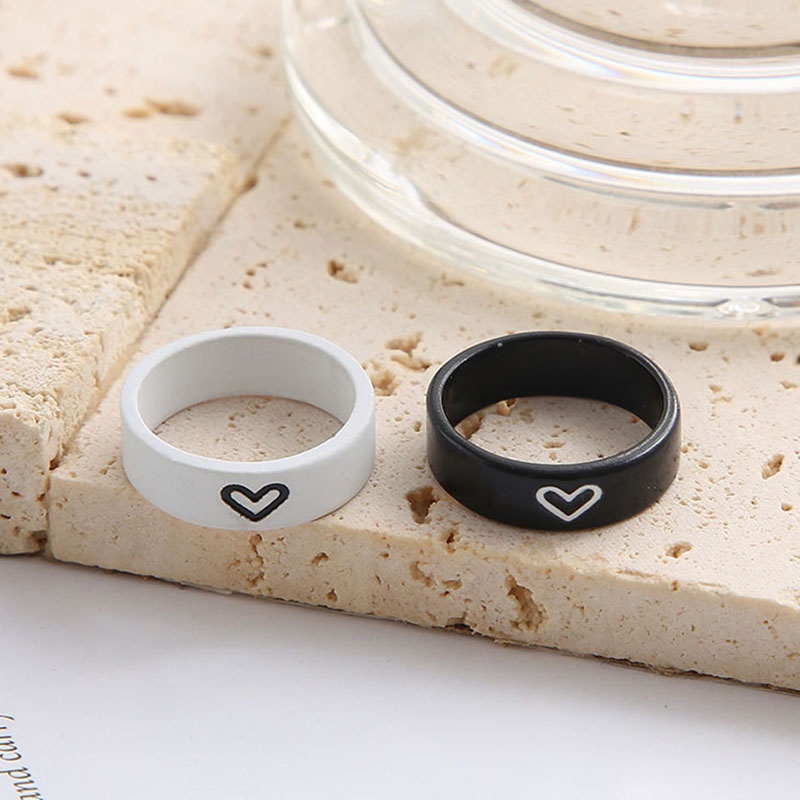 2pcs / Set Cincin Pasangan Gaya Korea Warna Hitam / Putih Untuk Pria / Wanita