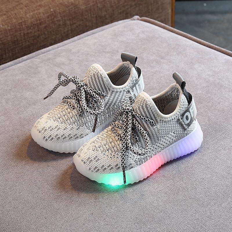 Sepatu Sneakers dengan Bahan Breathable dan Lampu LED