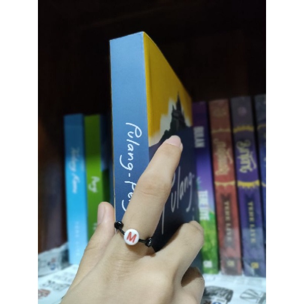 Cincin Huruf Inisial Bulat Putih Huruf Warna Tali tipis Waterproof